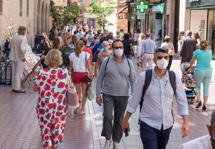 Passanten tragen in Palma de Mallorca Gesichtsmasken. Foto: epa/Atienza