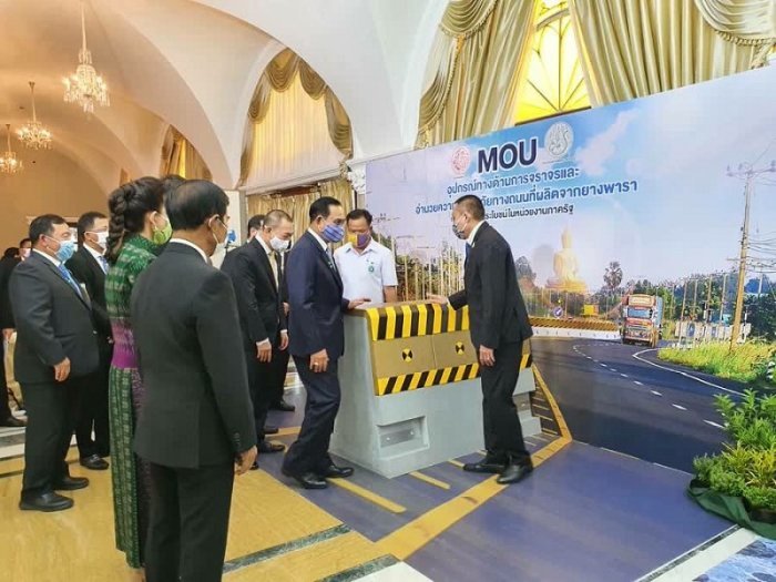 Der Premierminister, General Prayut Chan-o-cha, führte den Vorsitz bei der Unterzeichnungszeremonie eines Abkommens über die Verwendung von Gummi im Straßenbau. Foto: The Nation