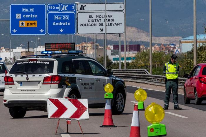 Verkehrskontrolle auf der Autobahn in Palma Arenal in Palma de Mallorca teil. Foto: epa/Cati Cladera