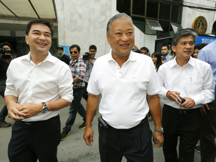 Der ehemalige thailändische Premierminister und Führer der Demokratischen Partei, Abhisit Vejjajiva (Links) und Gouverneur Sukhumbhand Paribatra (Mitte) 