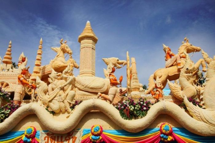 Beim Wachsskulpturenfestival in Ubon Ratchathani werden riesige Kunstwerke aus Wachs durch die Straßen gefahren. Foto: TAT
