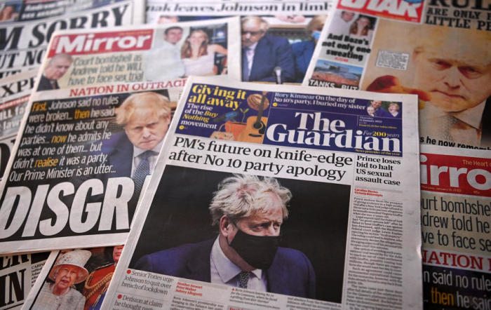 Britische Medien haben auf die Entschuldigung des britischen Premierministers Boris Johnson im Parlament reagiert. Foto: epa/Andy Rain