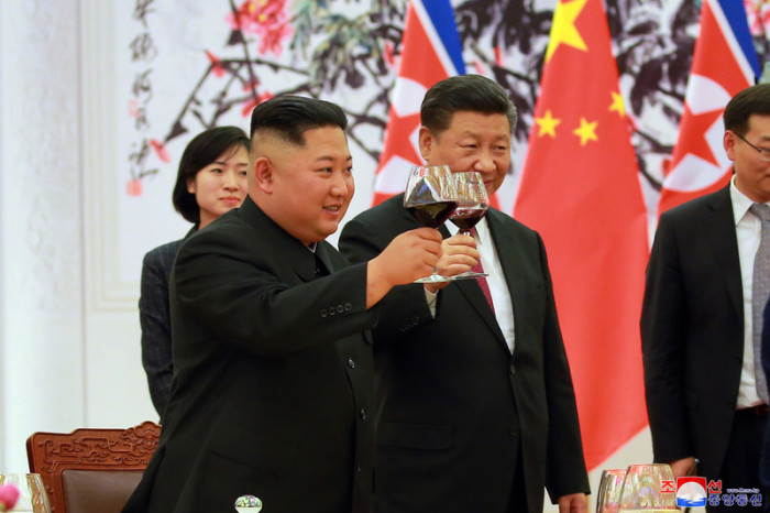 Nordkoreas Machthaber Kim Jong Un (l.) und Chinas Präsident Xi Jinping (r.) beim Treffen in Peking. Foto: epa/