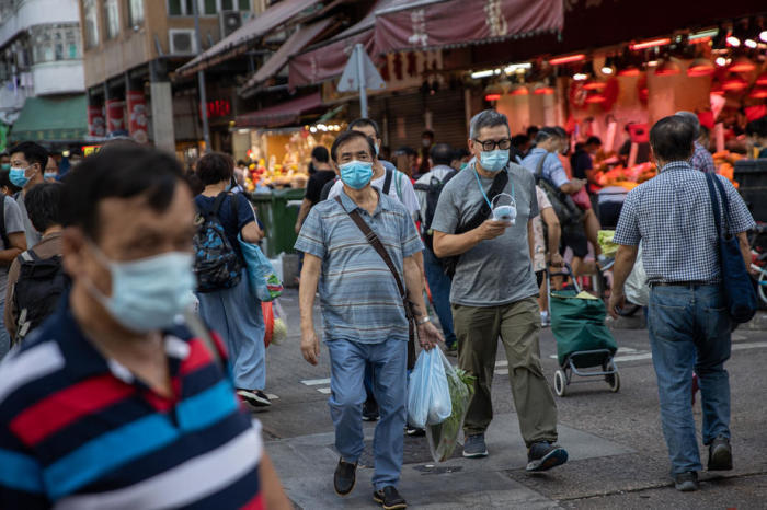 Im Sham Shui Po-Viertel in Hongkong tragen Fußgänger Gesichtsmasken. Foto: epa/Jerome Favre
