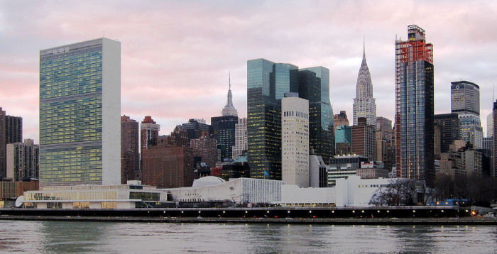 Blick auf die United Nations Plaza und das Hauptquartier der Vereinten Nationen in New York City. Foto: Wikimedia/Neptuul