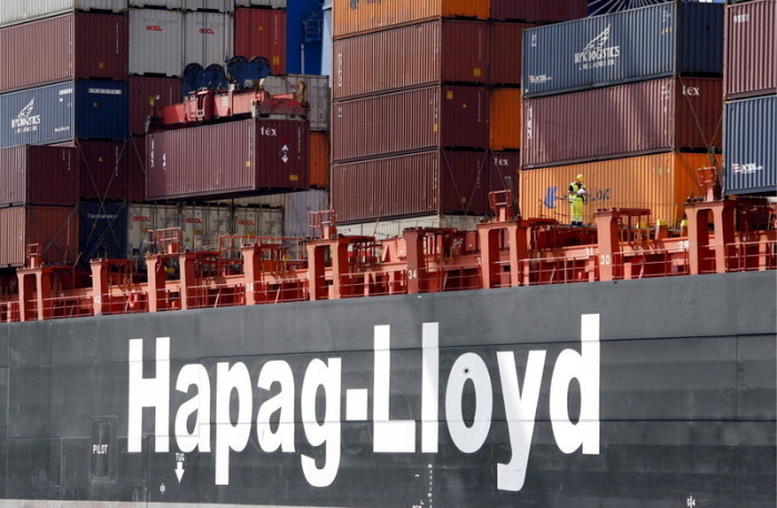 Im Hamburger Hafen wird ein Containerschiff der deutschen Reederei Hapag-Lloyd beladen. Foto: epa/Maurizio Gambarini