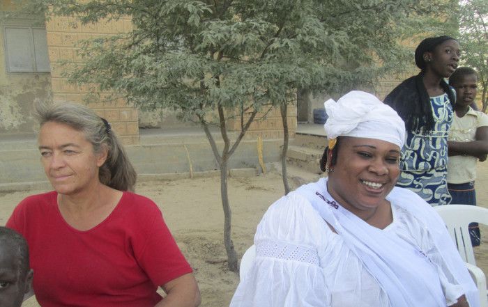 Die vor einem Jahr enführte Schweizer Missionarin (l.) auf einem Schulfest in Timbuktu 2014. Archivfoto: epa/Str