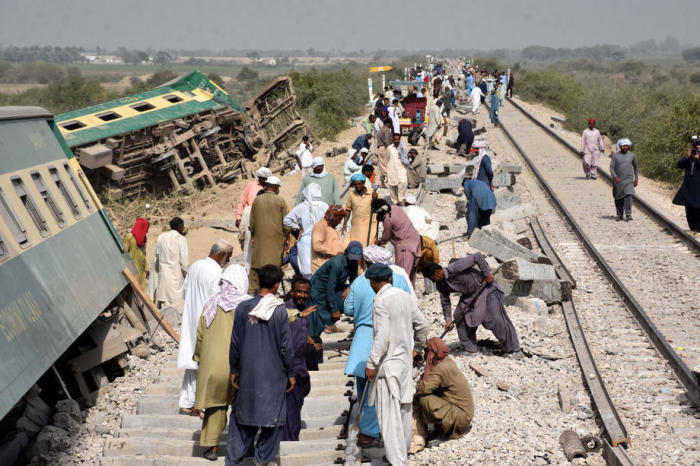 Mitarbeiter der pakistanischen Eisenbahn sind an der Stelle der entgleisten Waggons eines Personenzuges nach einem Zugunglück in der Nähe von Sukkur in der südlichen Provinz Sindh zu sehen. Foto: epa/Wqar Hussein