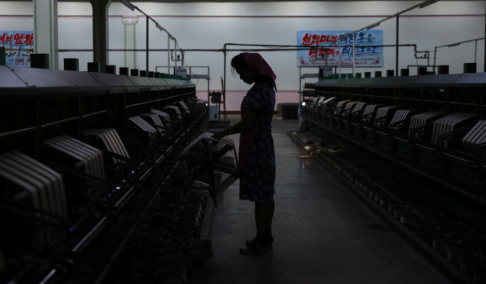 Eine Frau aus Nordkorea arbeitet in einer Seidenfabrik in Pjöngjang. Symbolfoto: epa/HOW HWEE YOUNG