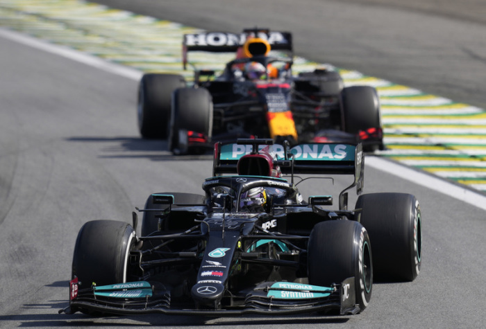 Motorsport: Formel-1-Weltmeisterschaft, Grand Prix von Brasilien, Rennen: Lewis Hamilton (vorne) aus Großbritannien vom Team Mercedes und Max Verstappen aus den Niederlanden vom Team Red Bull in Aktion. Foto: Andre Penner/Ap/dpa