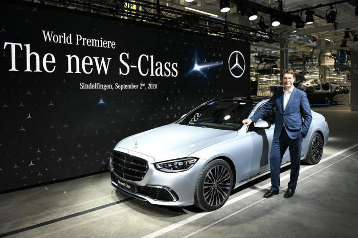 Mercedes-Benz-Chef Ola Kaellenius präsentiert die neue Mercedes S-Klasse im Rahmen einer Presseveranstaltung zur Eröffnung der Produktionslinie von Werk 56 in Sindelfingen. Foto: epa/Philipp Guelland