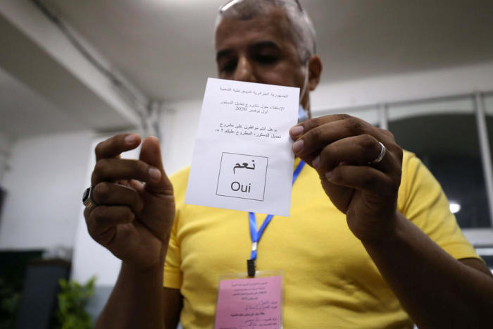 Ein Wahlhelfer zählt die Stimmen am Ende der revidierten Verfassung in einem Wahllokal in Algier. Foto: epa/Str