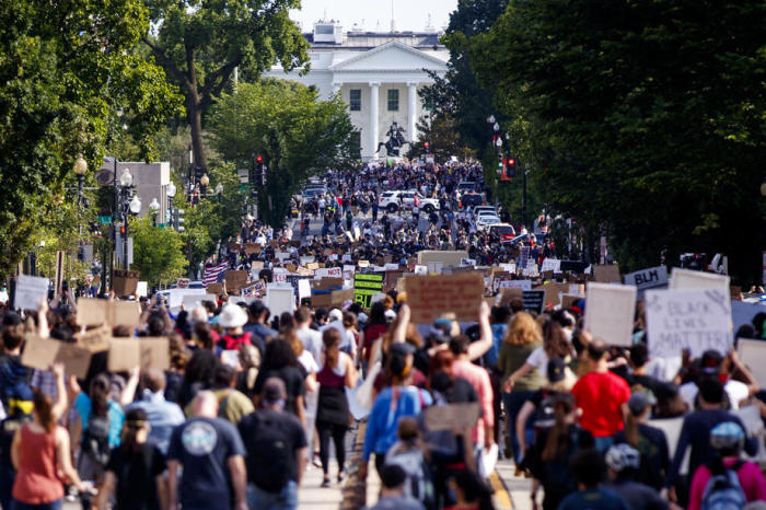 Menschen, die sich aus Protest gegen den Tod von George Floyd versammelten, marschieren friedlich zum Weißen Haus in Washington. Foto: epa/Shawn Thew