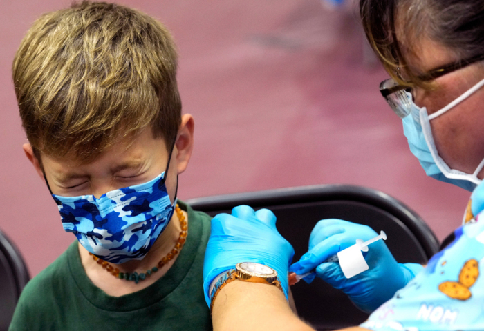 Ein siebenjähriger Junge wird von einer Frau mit einem Covid-19-Impfstoff geimpft. Die Impfung fand während eines Termins zur Einführung von Coronavirus-Impfungen für Kinder zwischen fünf und elf Jahren statt. Die EU-Arz... Foto: Keith Birmingham