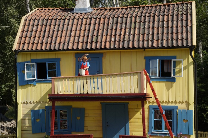 Pippi Langstrumpf auf dem Balkon der Villa Kunterbunt.