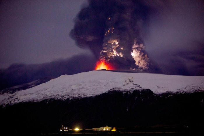 Eine dichte Aschewolke steigt aus dem isländischen Vulkan Eyjafjallajokull auf. Die Aschewolke legte tagelang den Flugverkehr lahm. Dann schoss etwas ganz anderes als Asche in die Höhe: die Zahl der Island-Touristen. Foto: picture alliance/dpa