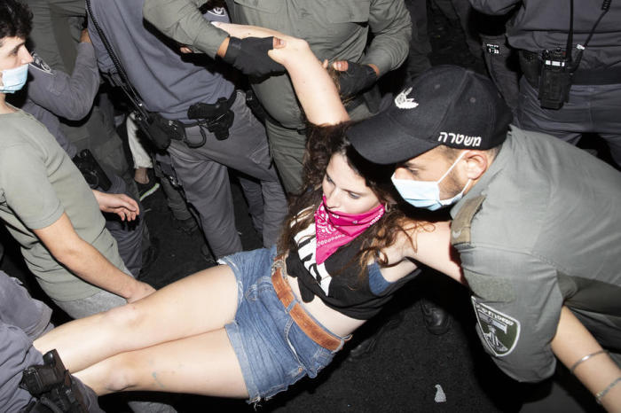 Die israelische Polizei verhaftet einen Demonstranten während eines Protests gegen den israelischen Premierminister Benjamin Netanjahu wegen seiner Korruptionsvorwürfe vor seiner Residenz in Jerusalem. Foto: epa/Atef Safadi