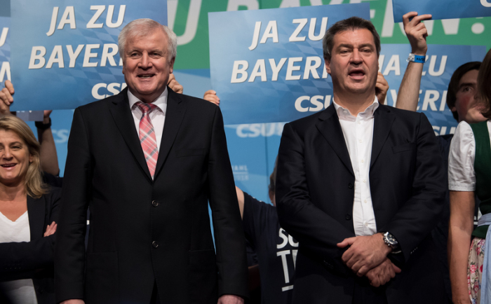 Markus Söder (r, CSU), Ministerpräsident von Bayern, und Horst Seehofer, Bundesinnenminister und CSU-Parteivorsitzender, nehmen an der CSU-Wahlkampf-Abschlusskundgebung teil. Foto: Sven Hoppe/Dpa