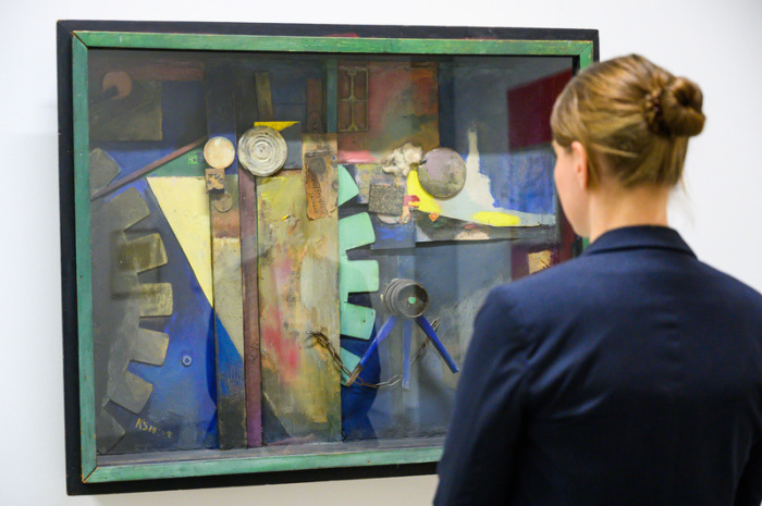 Eine Frau schaut sich im Sprengel Museum die Collage 