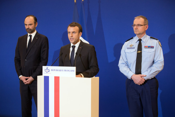 Der französische Präsident Emmanuel Macron (C) hält eine Rede, an der Seite von Premierminister Edouard Philippe (L) und dem Generaldirektor der Gendarmerie Nationale Richard Lizurey (R). Foto: epa/Philippe Wojazer / Pool
