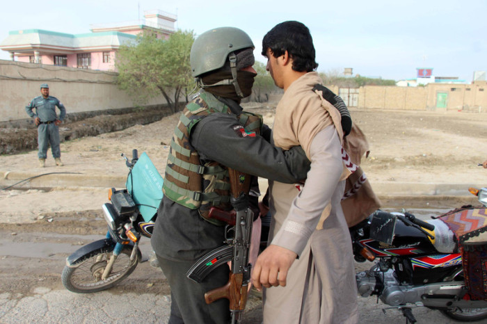 Afghanische Sicherheitskräfte kontrollieren einen Passanten. Foto: epa/Muhammad Sadiq