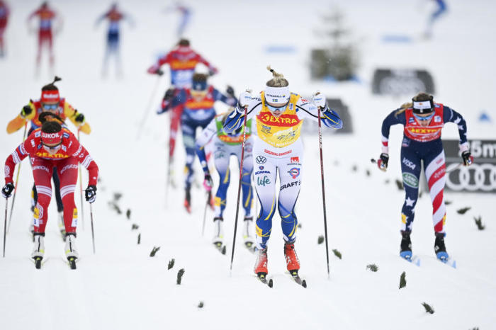 Die Schwedin Linn Svahn, Mitte, während des 10-km-Klassik-Massenstartrennens der Damen auf der zweiten Etappe der Tour de Ski in Tschierv. Foto: epa/Gian Ehrenzeller