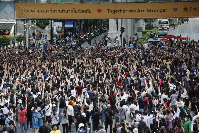 Trotz Versammlungsverbot werden in Bangkok die regierungskritischen Demonstrationen fortgeführt. Foto: epa/Rungroj Yongrit