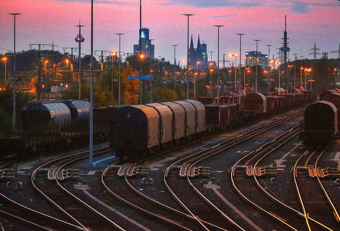 Güterzüge stehen auf den Gleisen. Der Rangierbahnhof Gremberg gehört zu den größten Rangierbahnhöfen in Deutschland. Foto: Oliver Berg/Dpa