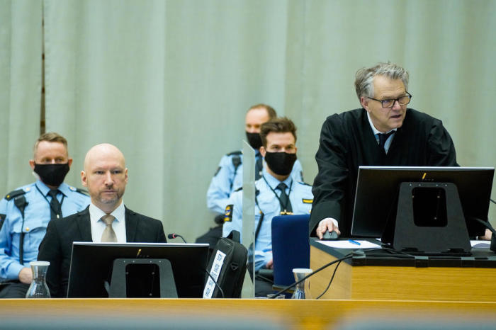 Anders Behring Breivik (L), der verurteilte Terrorist und sein Verteidiger Oystein Storrvik (R) am dritten Tag des Prozesses, in dem er die Freilassung auf Bewährung beantragt, im Skien-Gefängnis in Skien. Foto: epa/Ole Berg-rusten