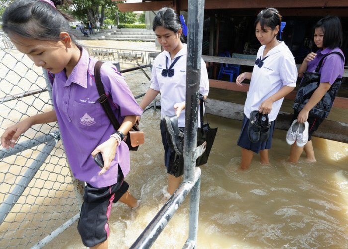 Wegen der Überschwemmungen kamen gestern und heute viele Menschen Stunden zu spät zur Arbeit. Viele Schulen entschlossen sich am Montag, gar nicht erst den Betrieb aufzunehmen.
