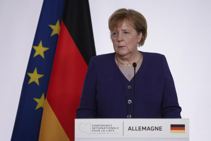 Die Bundeskanzlerin Angela Merkel nimmt an der Pressekonferenz teil. Foto: epa/Yoan Valat