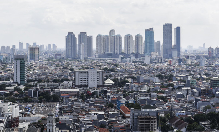 Blick auf das Stadtgebiet von Jakarta. Die Hauptstadt Indonesiens platzt aus allen Nähten. Verkehrsprobleme und das Absinken der 30-Millionen-Metropole zählen zu den Gründen, die Hauptstadt zu verlegen. Foto: epa/Mast Irham
