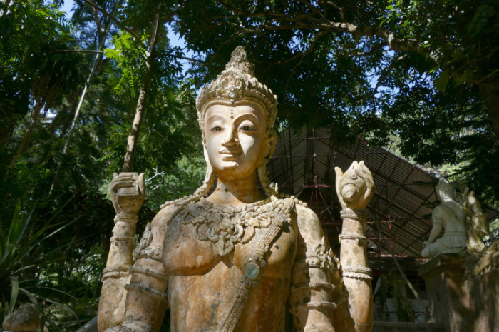 Eine der vielen faszinierenden, zum Teil antiken, Buddhafiguren auf dem Tempelgelände des Wat Pah Lat. Foto: Moos