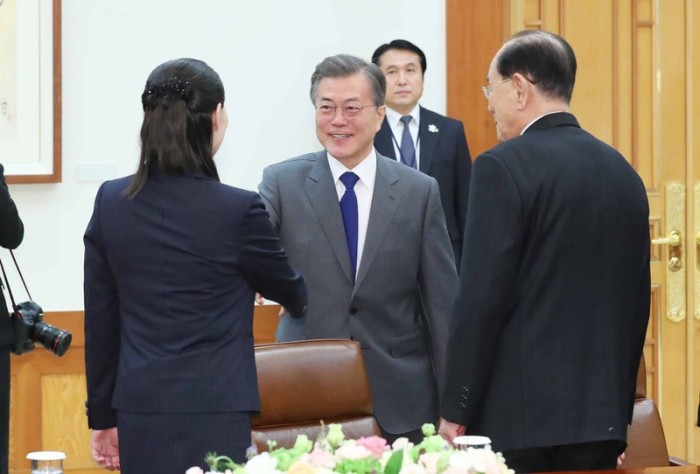 Der südkoreanische Präsidente Moon Jae In empfängt die nordkoreanische Delegation. Foto: epa/Yonhap