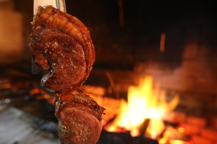 Eigentlich so lecker! Fleischstücke in einem Steakhaus in Rio de Janeiro, Brasilien. Foto: epa/Marcelo Sayão