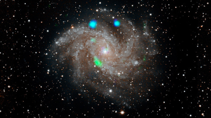 Dieses Bild der Feuerwerksgalaxie (NGC 6946) stammt aus der Digital Sky Survey und wird mit Daten aus dem NASA-Observatorium NuSTAR überlagert. Foto: NASA/Jpl-caltech