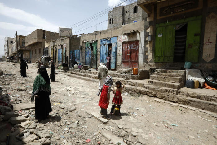 Jemenitische Vertriebene gehen durch eine Straße in Sanaa. Foto: epa/Yahya Arhab