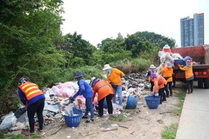 Immer wieder rücken die fleissigen Arbeiter der Stadt aus, um wilde Müllkippen im Stadtgebiet zu entfernen. Foto: PR Pattaya