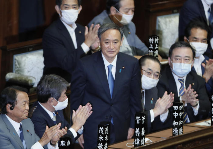 Nachdem Yoshihide Suga (C) auf einer außerordentlichen parlamentarischen Sitzung in Tokio zum neuen japanischen Premierminister gewählt wurde, wird er von seinen Kollegen applaudiert. Foto: epa/Kimimasa Mayama