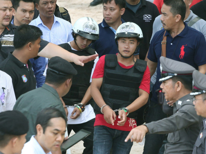 Tatort Sairee Beach auf Koh Tao im Herbst 2014: Die beiden verhafteten Burmesen Zaw Lin und Wai Phyo werden vor hunderten von Schaulustigen zur Rekonstruierung ihrer angeblichen Tat vorgeführt.