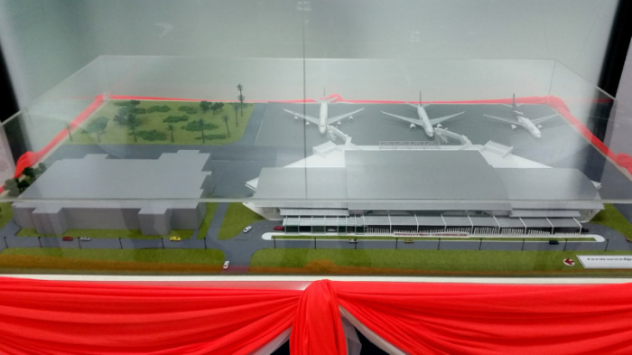 Das Modell zeigt den neuen Passagierterminal, der im Juni 2016 eröffnet werden soll. Experten bezweifeln, dass die Marine den Flughafen professionell betreiben kann. Foto: mr