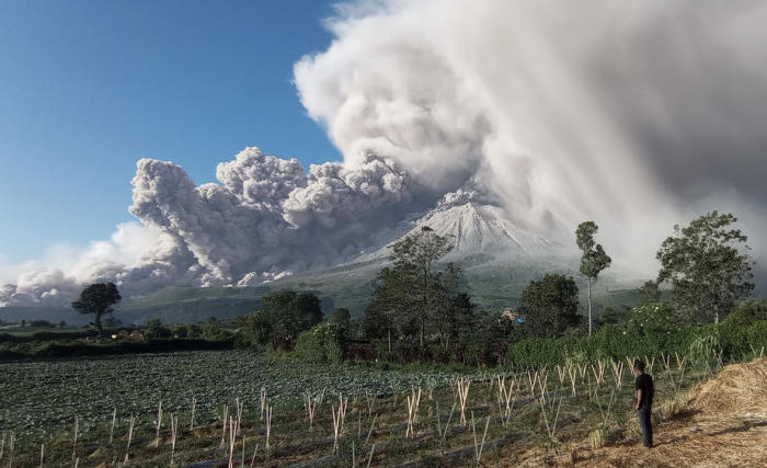 Der Berg Sinabung spuckt während eines Ausbruchs in Karo, Nordsumatra, vulkanisches Material aus. Foto: epa/Sastrawan Ginting