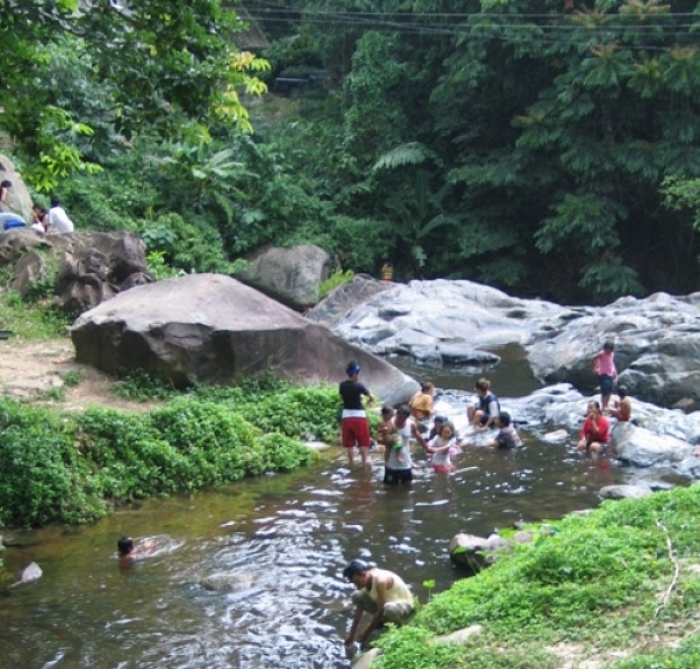 Touristen baden im Ton-Nga-Chang-Wasserfall. Foto: Tourism Authority Of Thailand