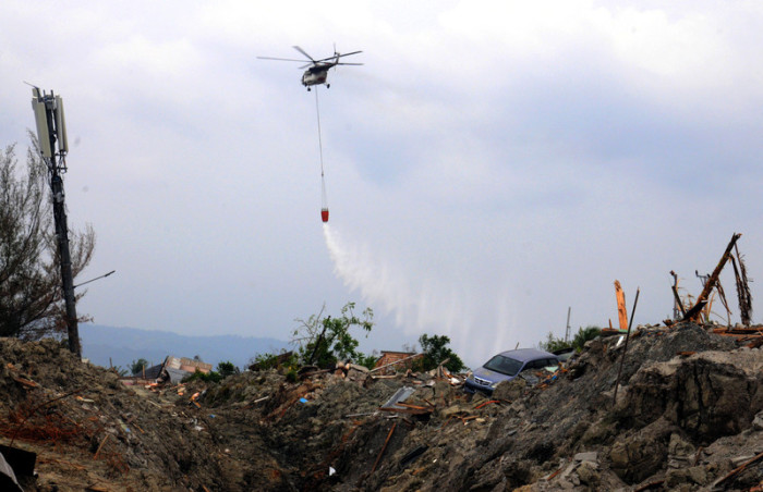 Desinfizierung des Katastrophengebietes in Sulawesi per Hubschrauber. Foto: epa/Moh Rifki
