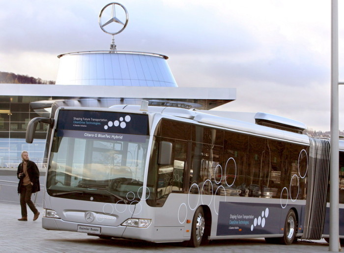 Der Mercedes-Benz Hybrid-Knickbus 'Citaro G Blue Tec Hybrid' ist vor dem Kundenzentrum in Stuttgart zu sehen. Foto: epa/Norbert Foersterling