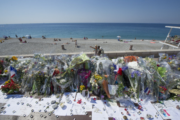 Blumige Huldigungen auf dem Meer der Promenade des Anglais in der französischen Riviera-Stadt Nizza. Archivfoto: epa/OLIVIER ANRIGO
