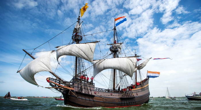 Das nachgebaute Segelschiff «Halve Maen» der Vereinigten Ostindischen Compagnie (VOC) segelt in den Hafen der historischen Seefahrerstadt Hoorn. Foto: Remko De Waal/Epa/dpa