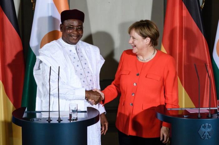 Nigers Mahamadou Issoufou (l.) beim Treffen mit Deutschlands Bundeskanzlerin Angela Merkel (r.) in Meseberg am Mittwochabend. Foto: epa/Clemens Bilan
