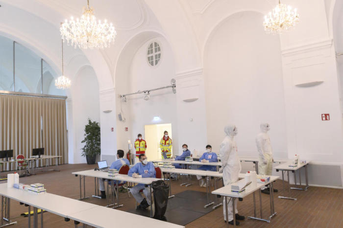 Mitarbeiter des Gesundheitswesens in einem COVID-19-Testzentrum in der Orangerie des Schlosses Schönbrunn in Wien. Foto: epa/Christian Bruna