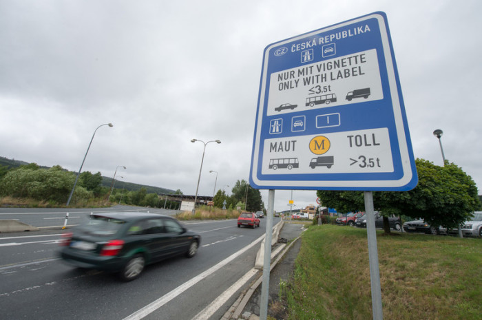 Ein Straßenschild informiert über die Fahrzeugmaut auf tschechischen Autobahnen an der deutsch-tschechischen Grenze bei Furth im Wald. Foto: epa/Armin Weigel